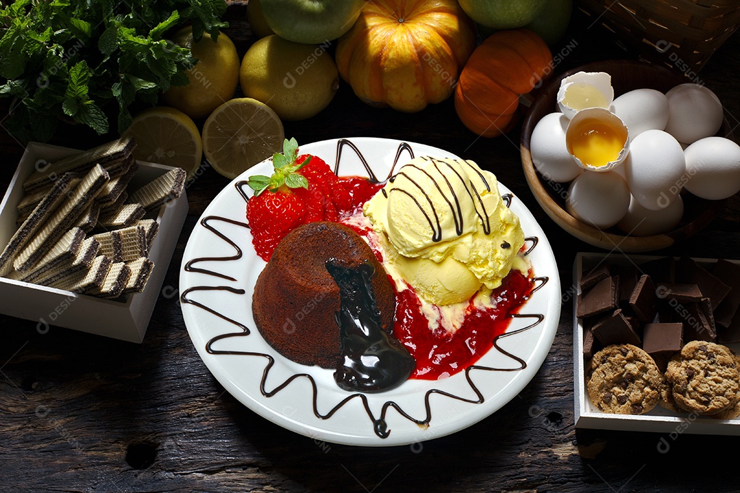 Bolo de chocolate com sorvete fresco