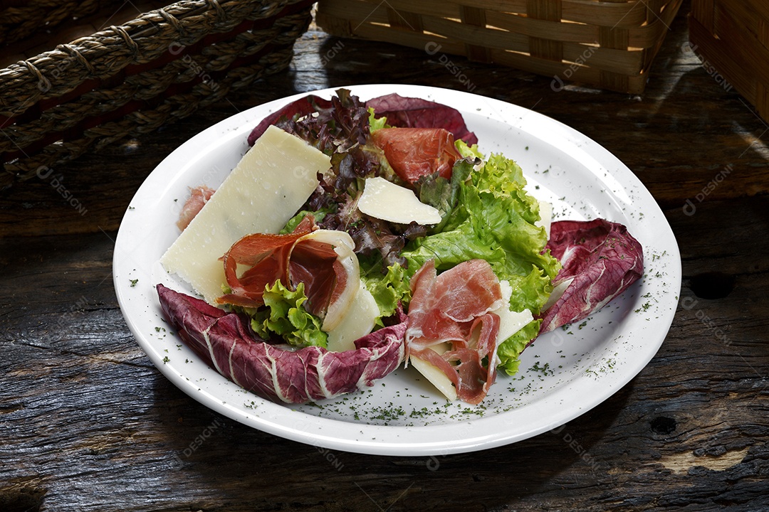 Salada em prato sobre mesa de madeira
