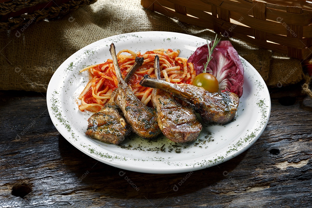 cordeiro com macarrão rm um prato sobre mesa de madeira