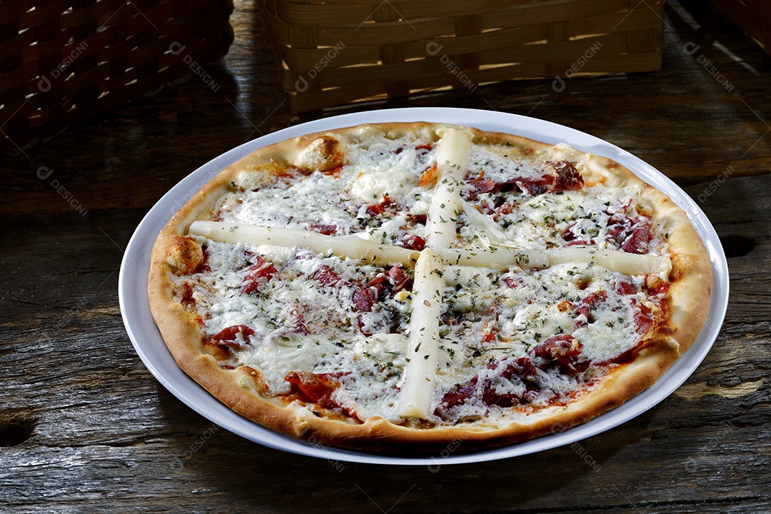 Deliciosa pizza assada sobre mesa de madeira