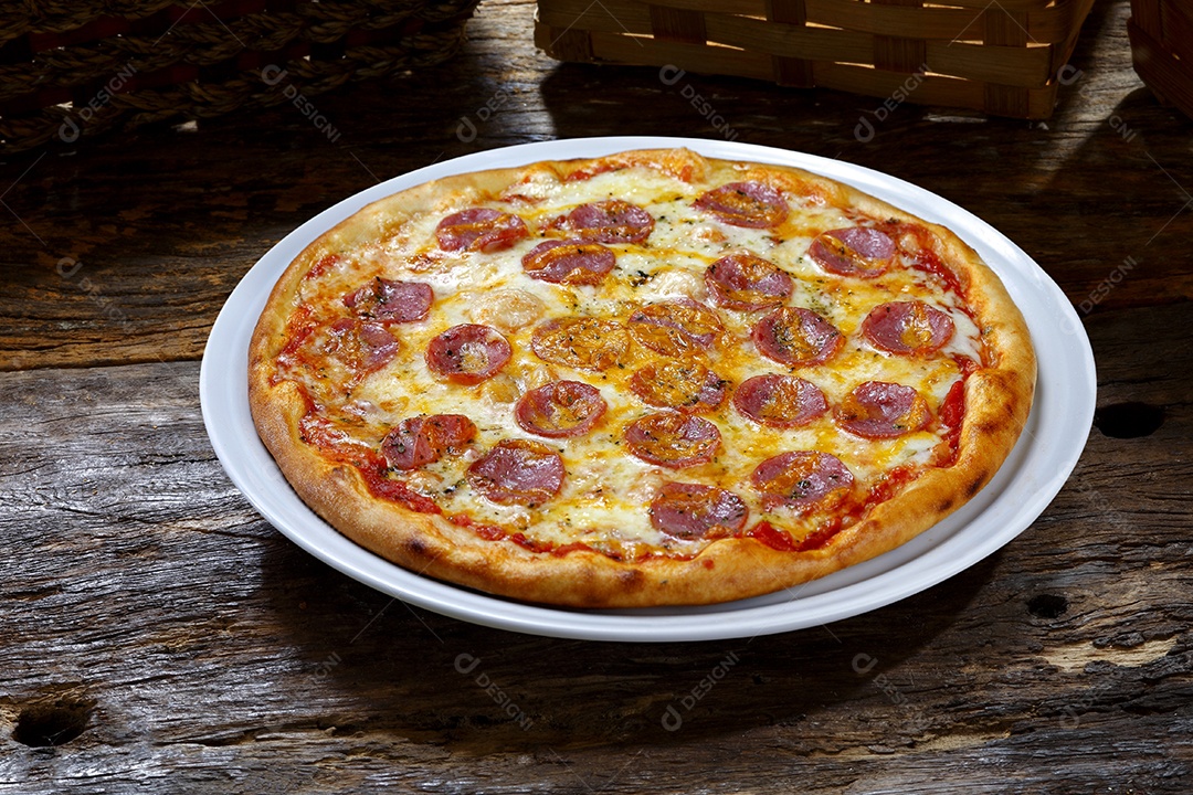 Deliciosa pizza assada sobre mesa de madeira