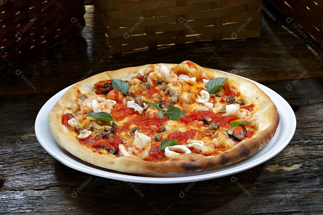 Deliciosa pizza assada sobre mesa de madeira