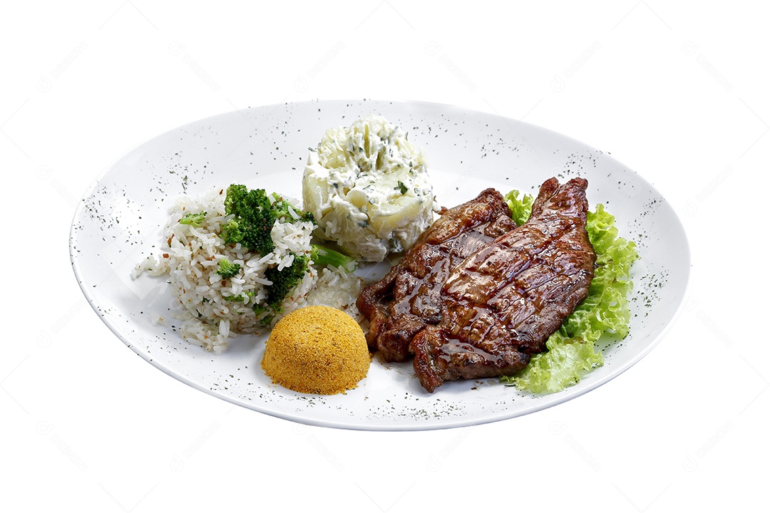 Arroz com carne em um prato sobre mesa de madeira