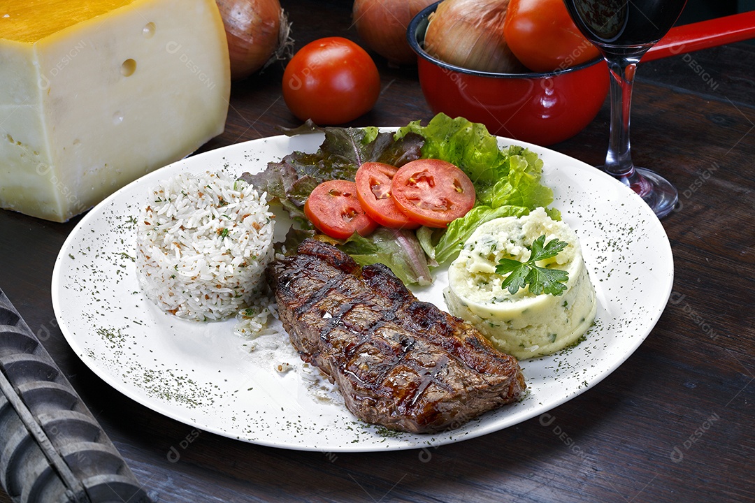 Arroz com carne em um prato sobre mesa de madeira