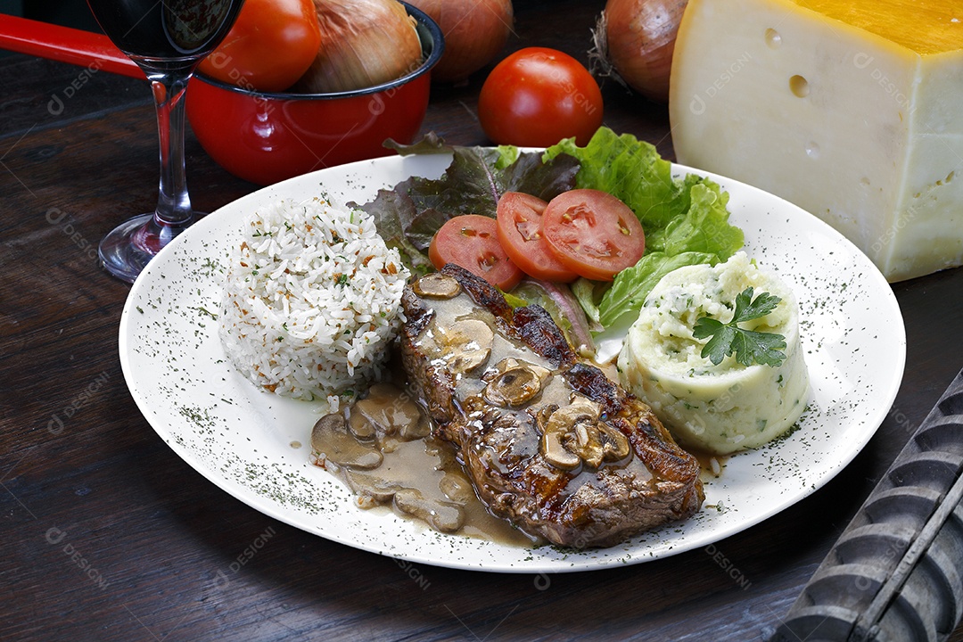 Arroz com carne em um prato sobre mesa de madeira