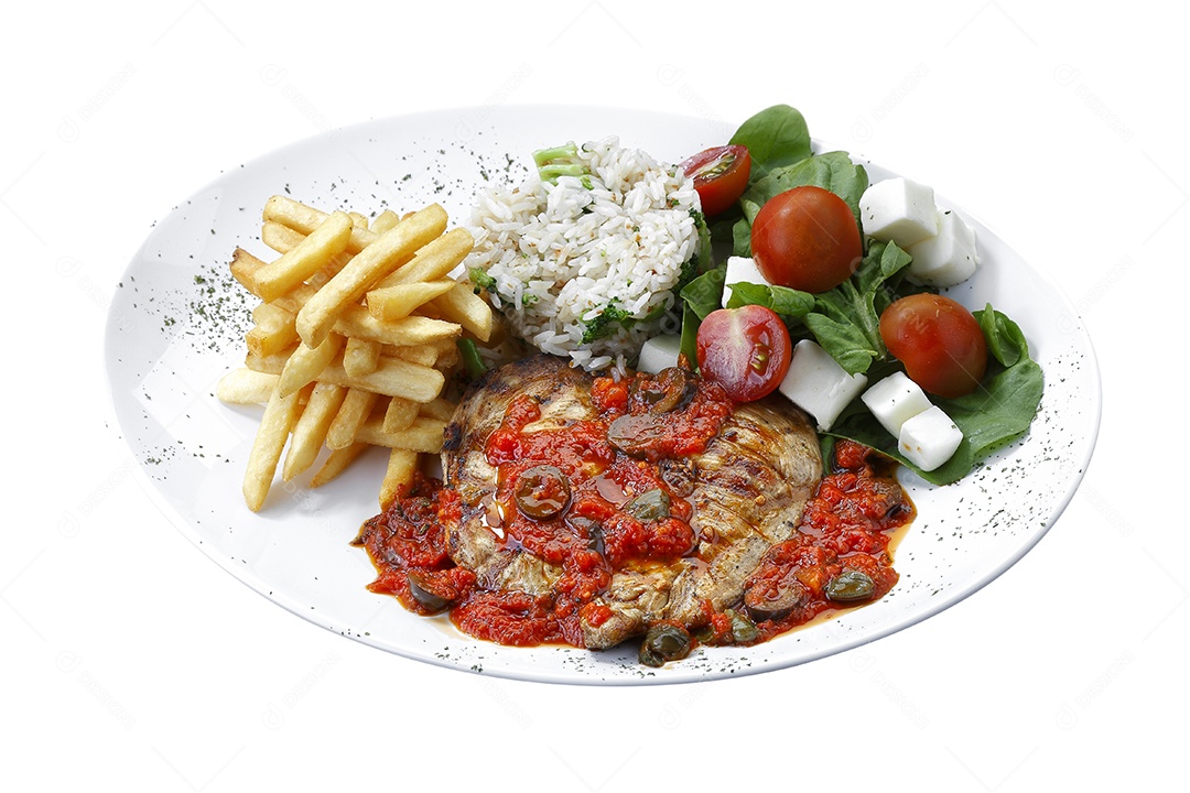 Arroz com batata e carne em um prato sobre fundo branco isolado