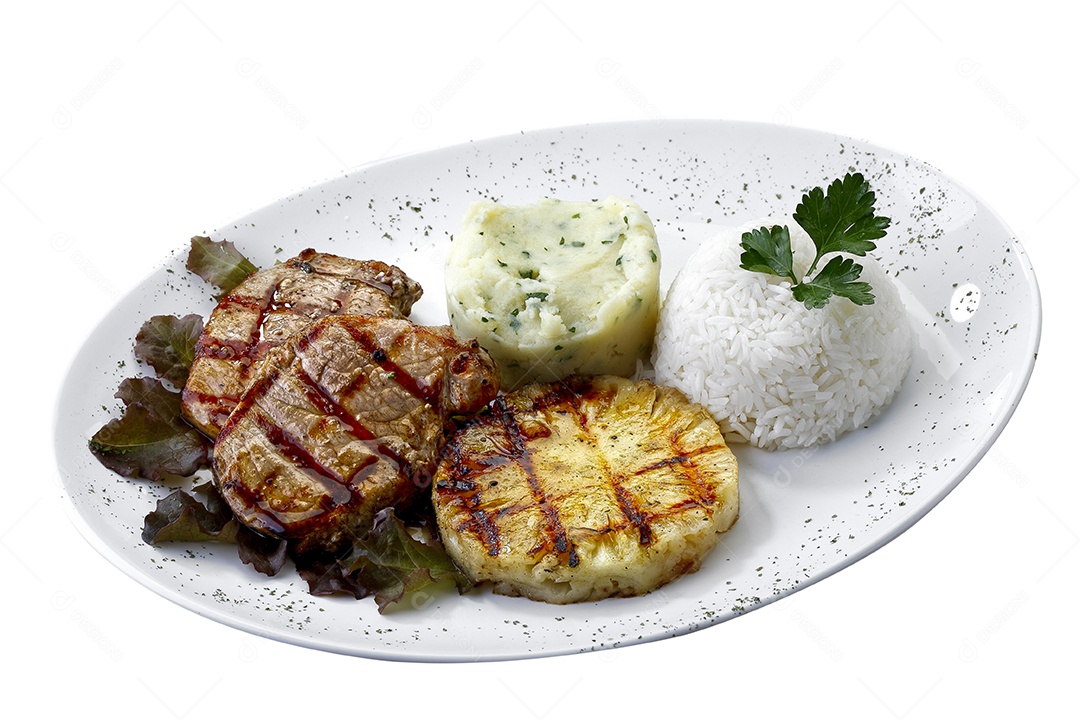 Arroz com batata e carne em um prato sobre fundo branco isolado