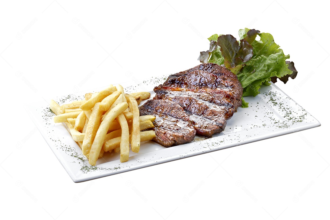 Batata e carne em um prato sobre fundo branco isolado