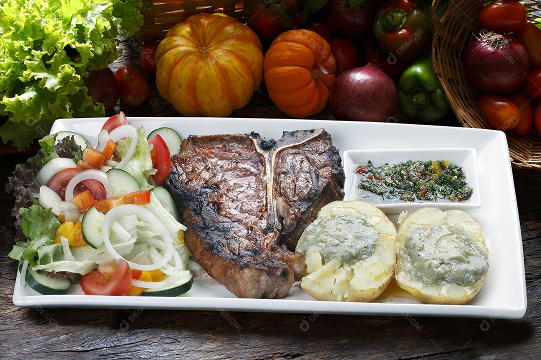 Filé mignon com salada e molho branco