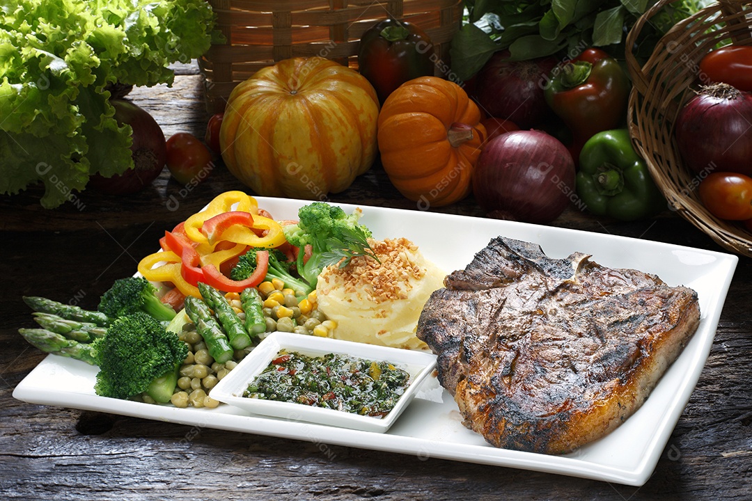 Filé mignon com salada e molho branco