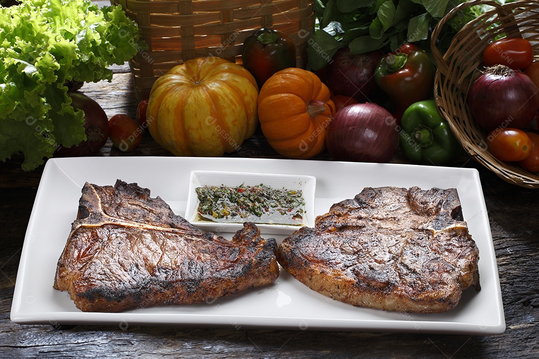 bife com salada de batata e legumes