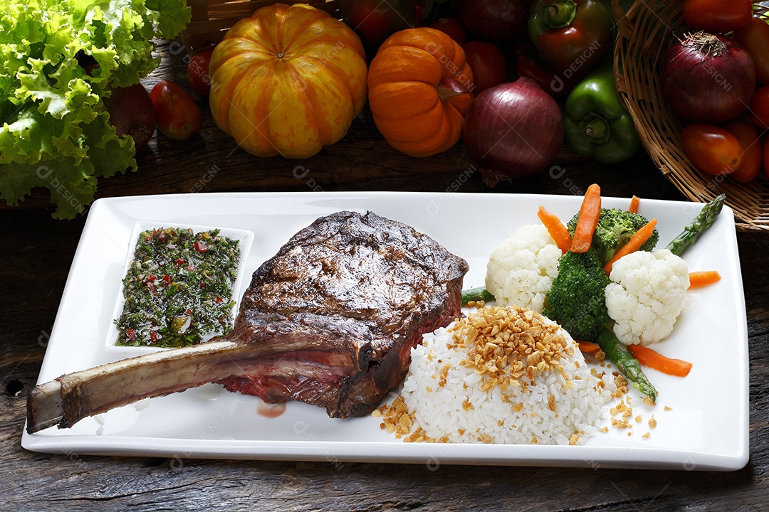 Bife com salada de batata e legumes