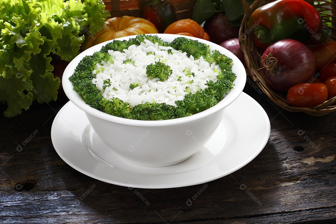 Arroz em tijela sobre mesa de madeira