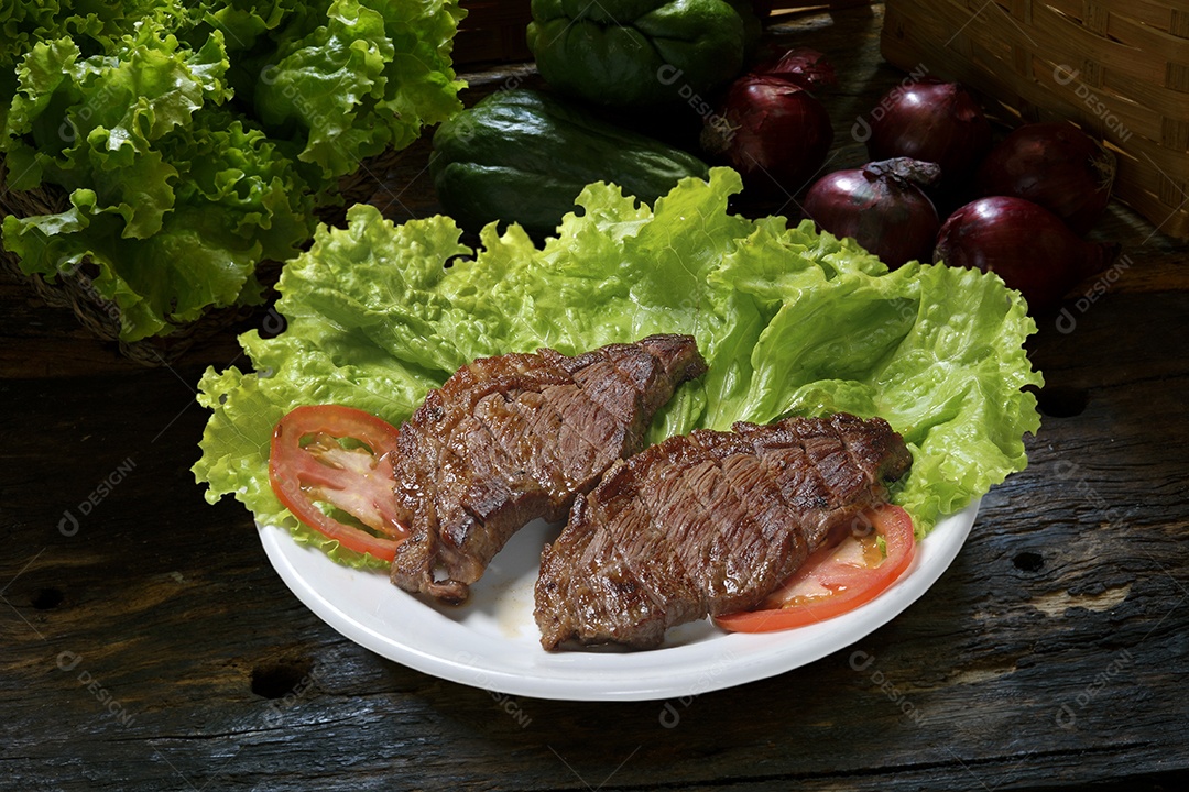 Picanha em um prato sobre mesa de madeira