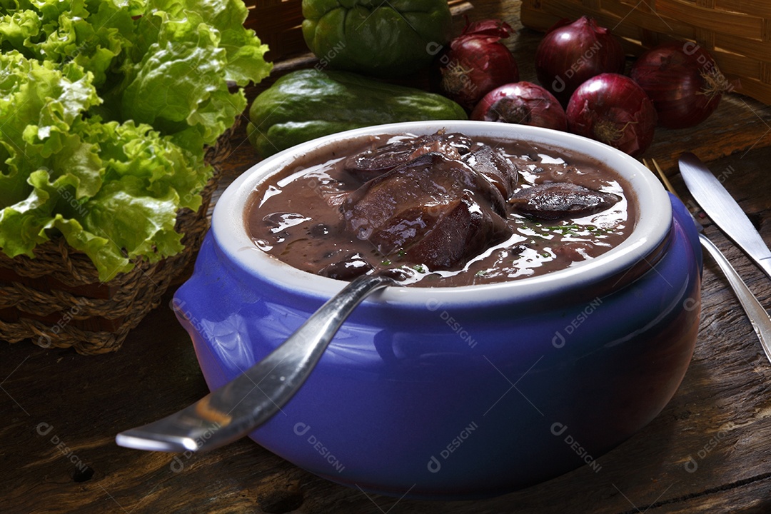 Feijoada brasileira tradicional sobre mesa de madeira