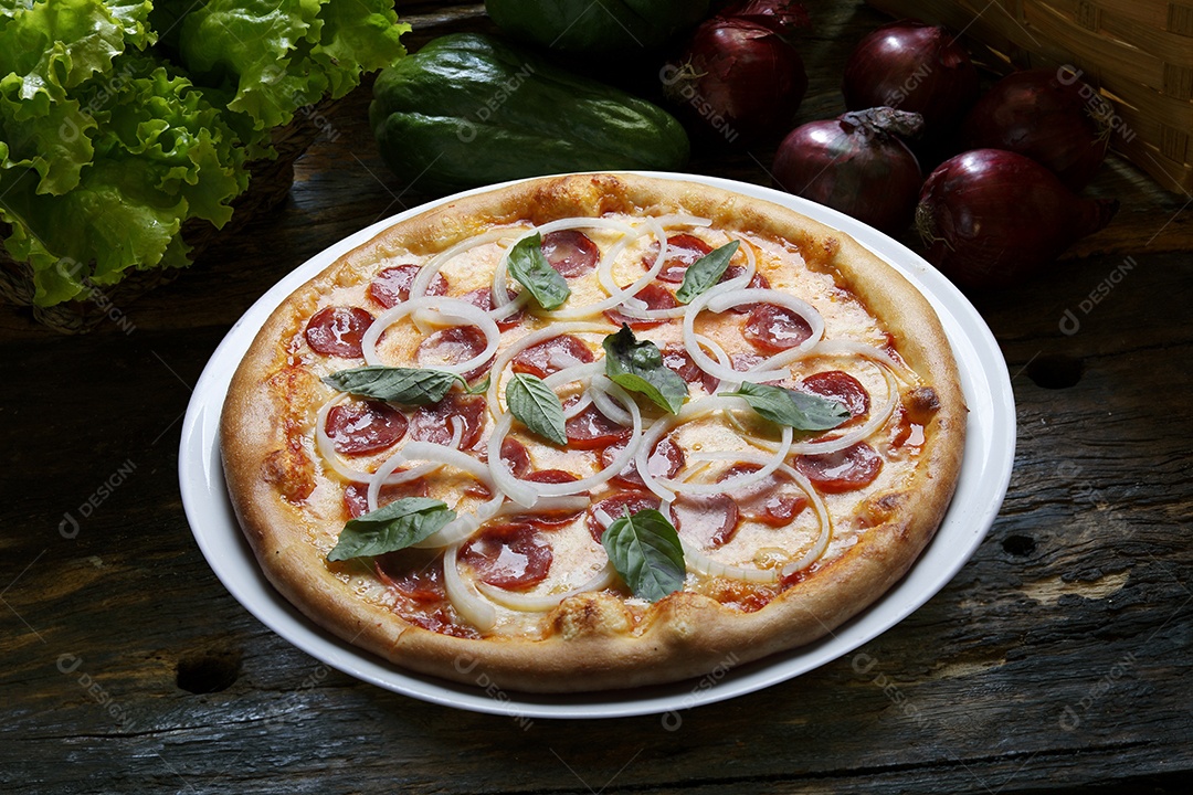 Deliciosa pizza assada sobre mesa de madeira