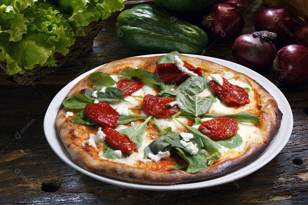 Deliciosa pizza assada sobre mesa de madeira