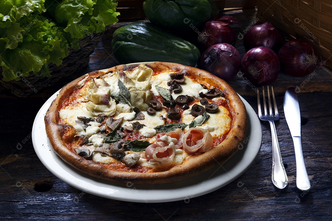 Deliciosa pizza assada sobre mesa de madeira