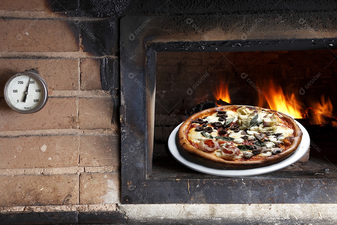 Deliciosa pizza assada sobre forno á lenha