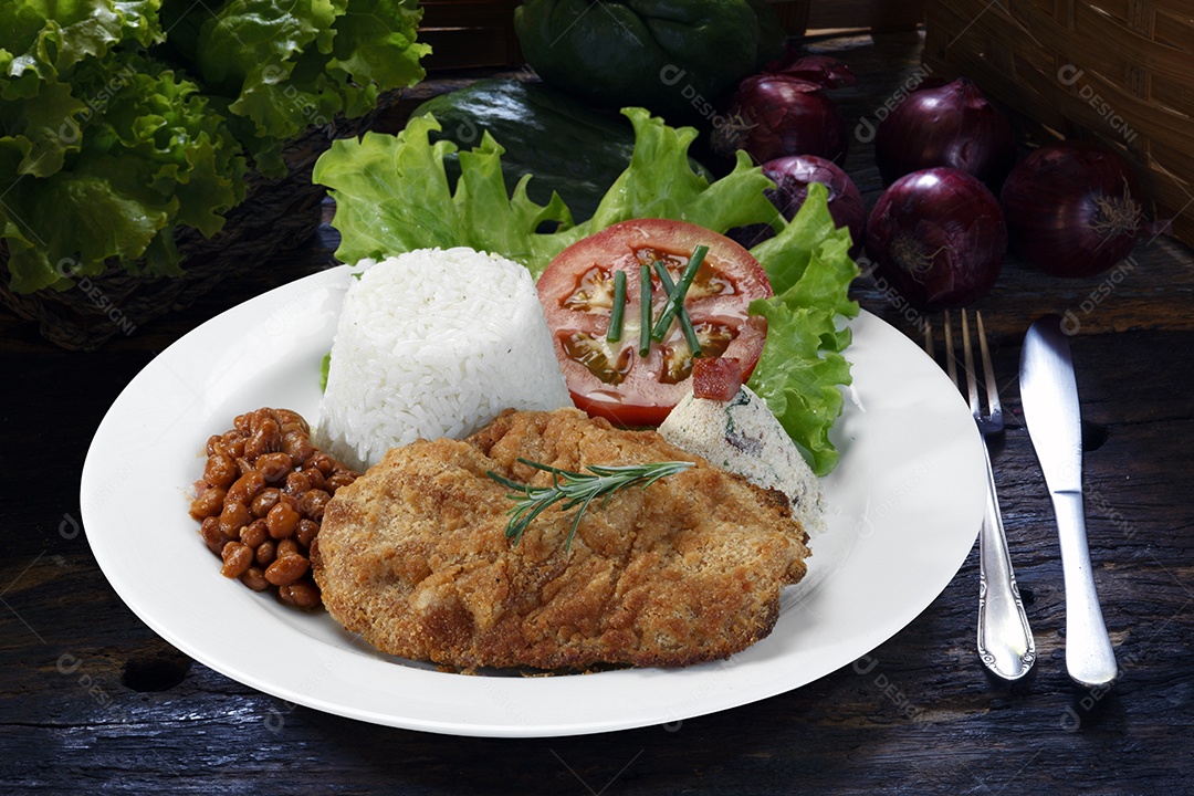 O bife à parmegiana com batata e arroz em um prato sobre fundo isolado