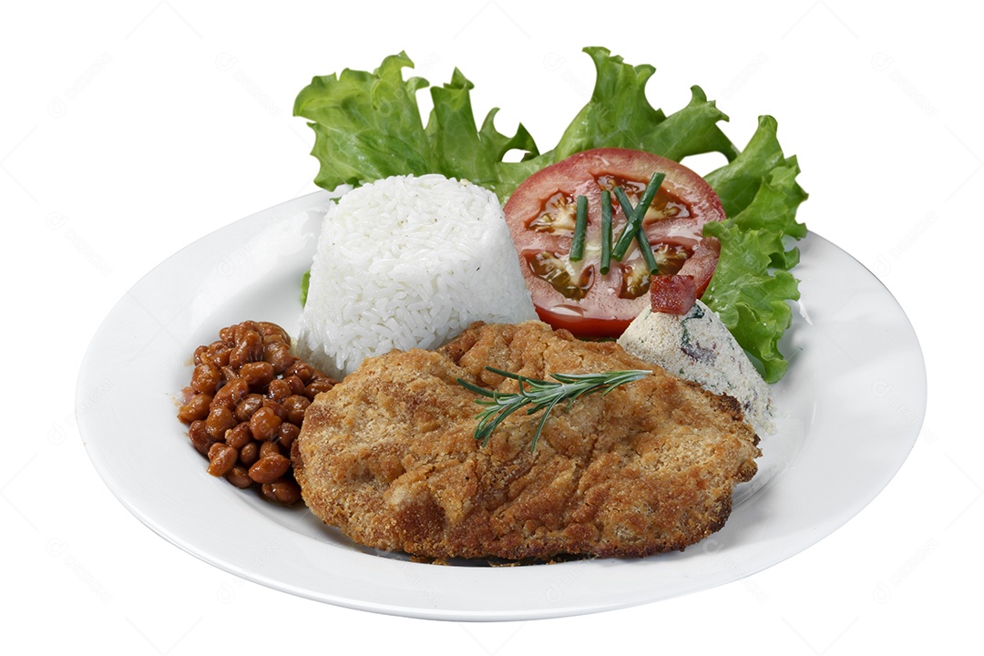 O bife à parmegiana com salada feijão e arroz em prato sobre fundo branco