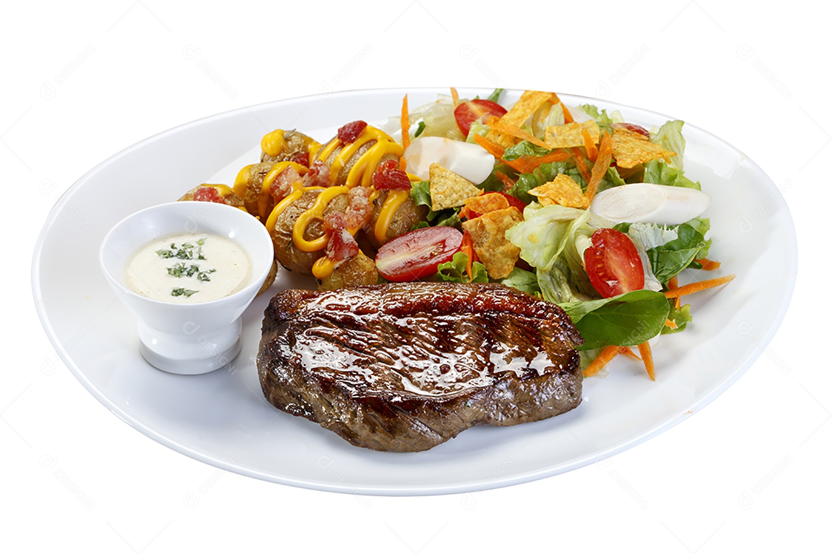 Picanha salada e molho em um prato sobre fundo branco