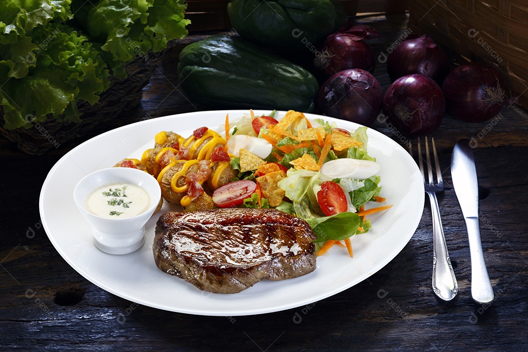 Bife grelhado com batata e arroz em um prato sobre mesa de madeira