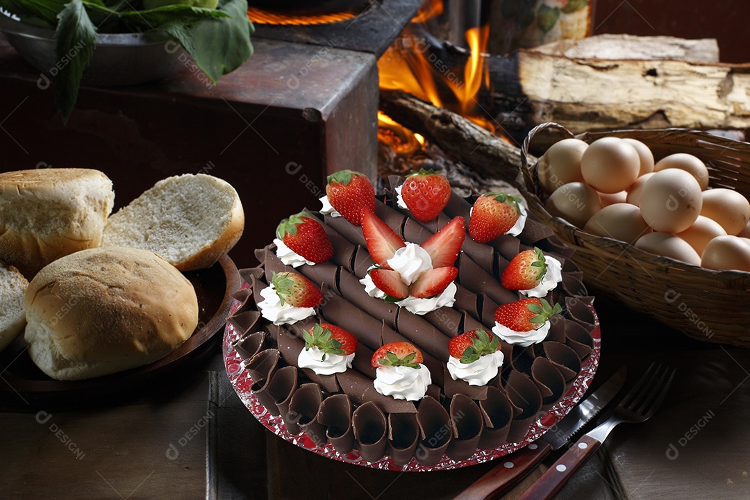 Bolo de aniversário de morango com chantilly