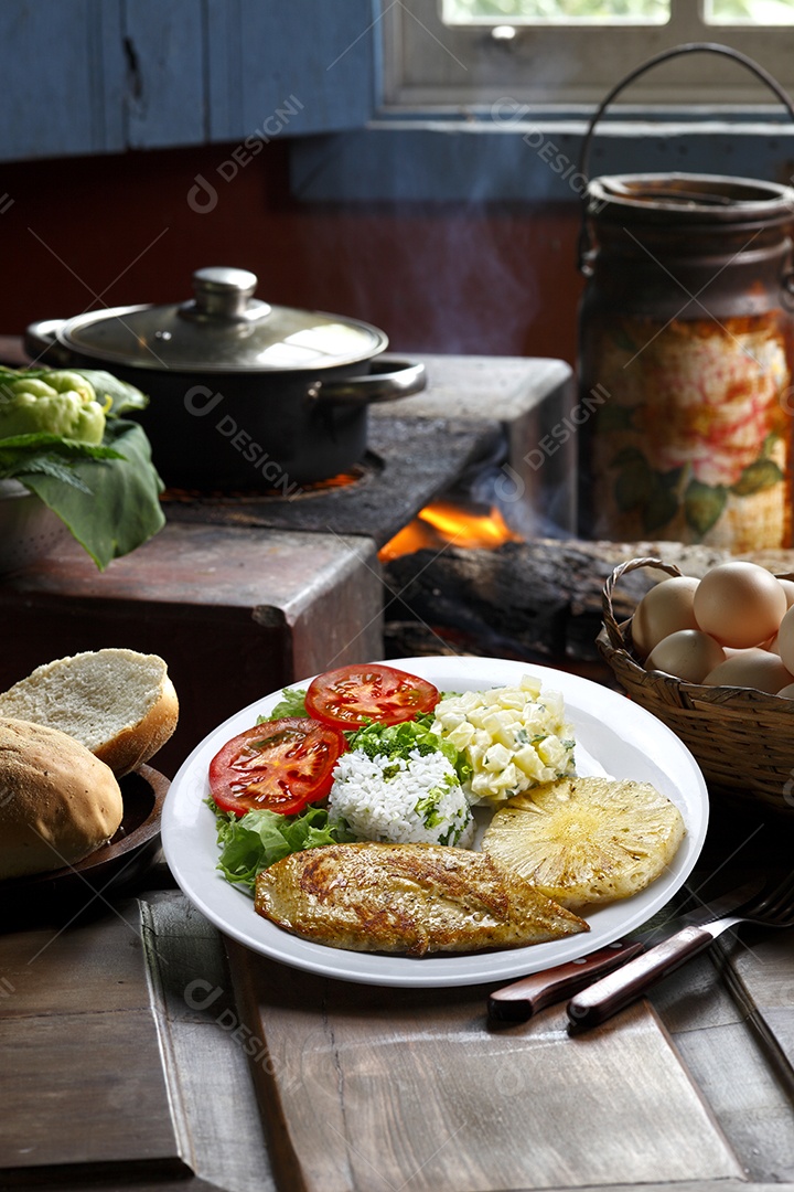 Bife grelhado com  arroz em um prato sobre mesa de madeira