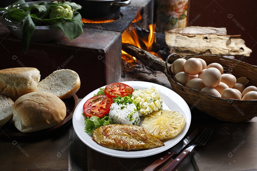 Bife grelhado com arroz em um prato sobre mesa de madeira