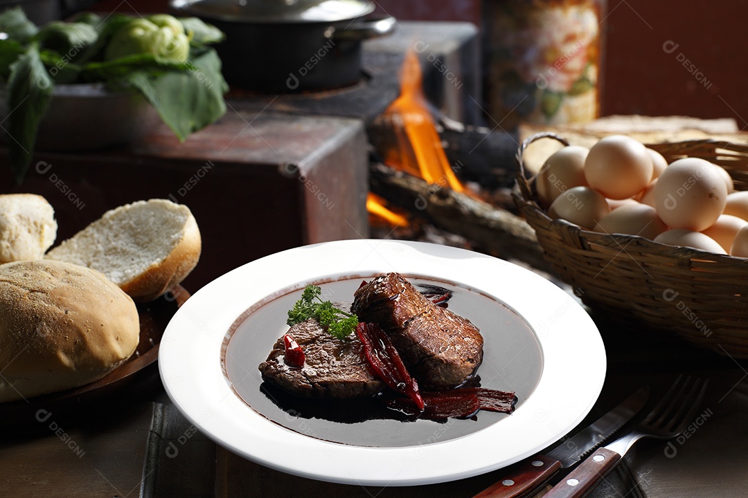 Alta gastronomia em um prato sobre fundo desfocado