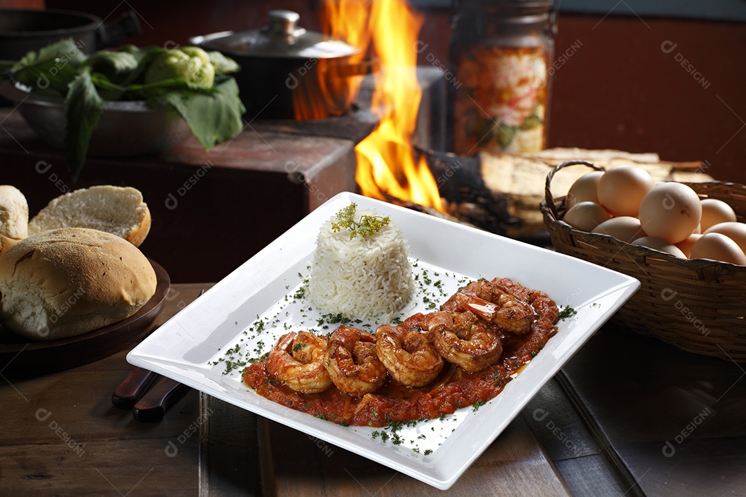 Alta gastronomia em um prato sobre fundo desfocado