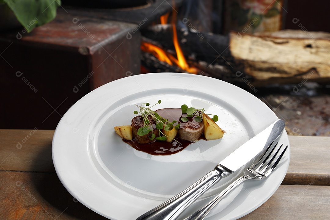 Alta gastronomia em um prato sobre fundo desfocado