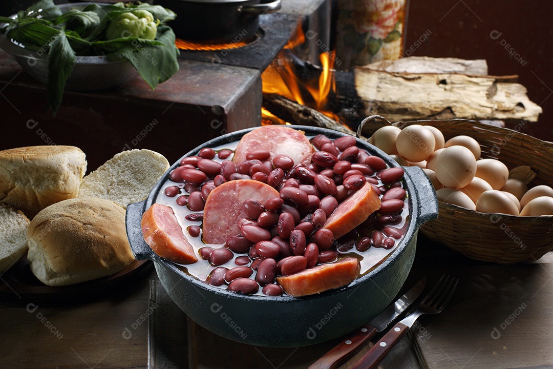 Feijoada de feijão roxo tipíca do brasil