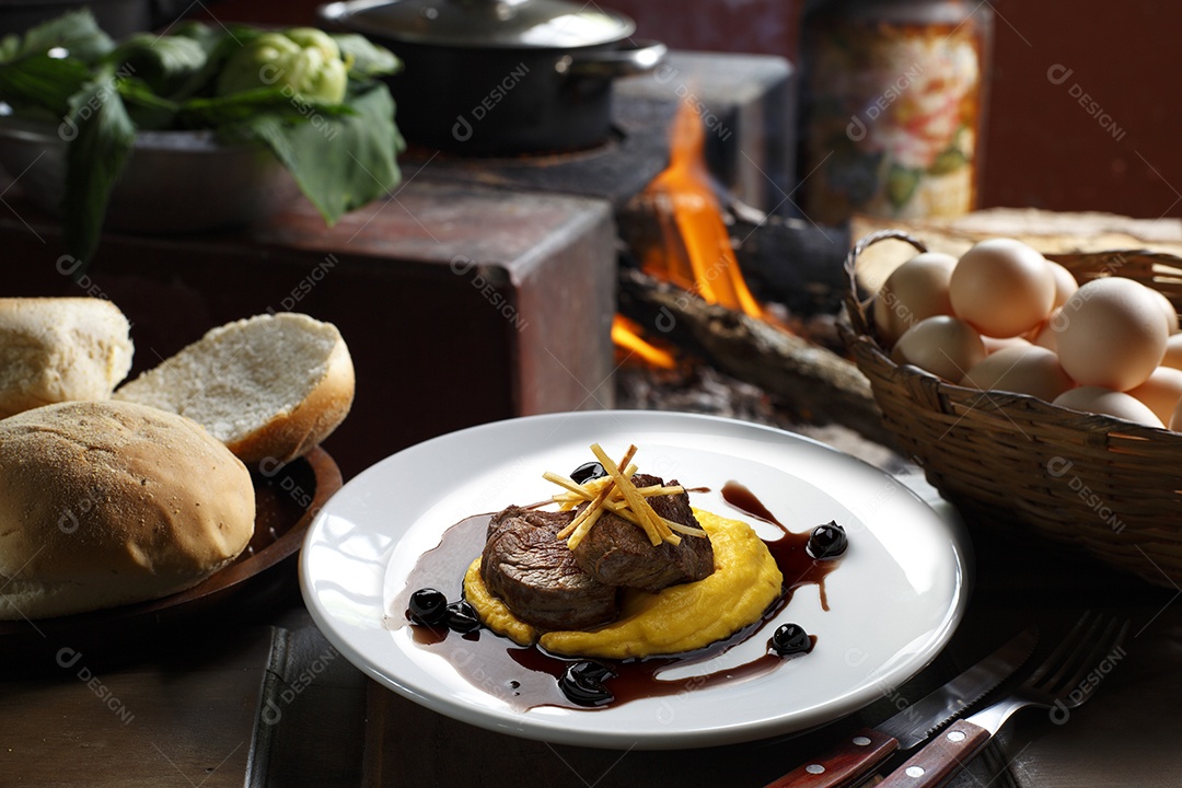 Alta gastronomia em um prato sobre fundo desfocado