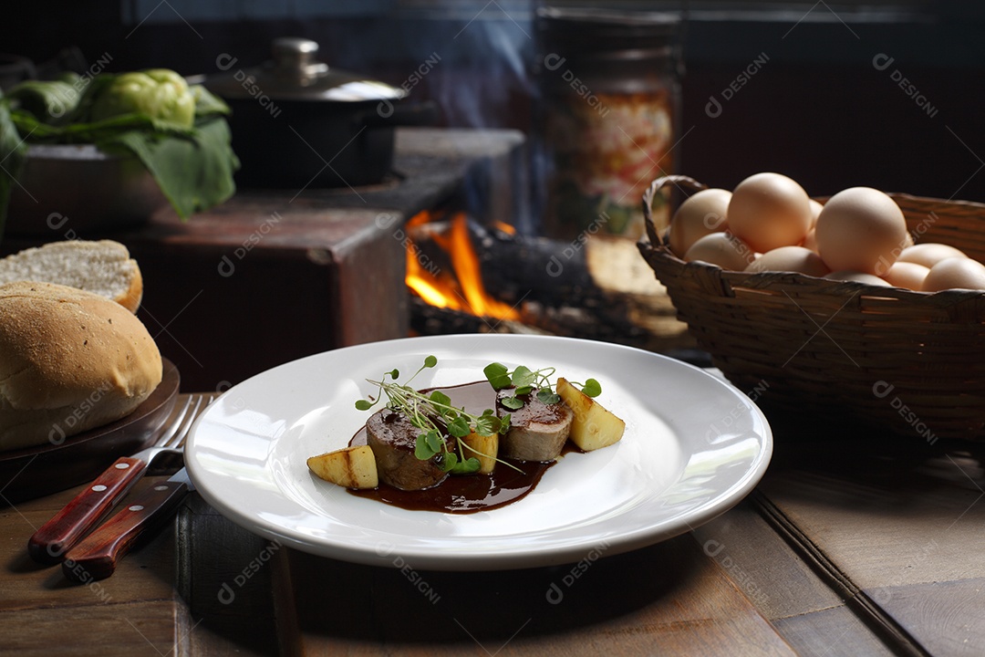 Alta gastronomia em um prato sobre fundo desfocado