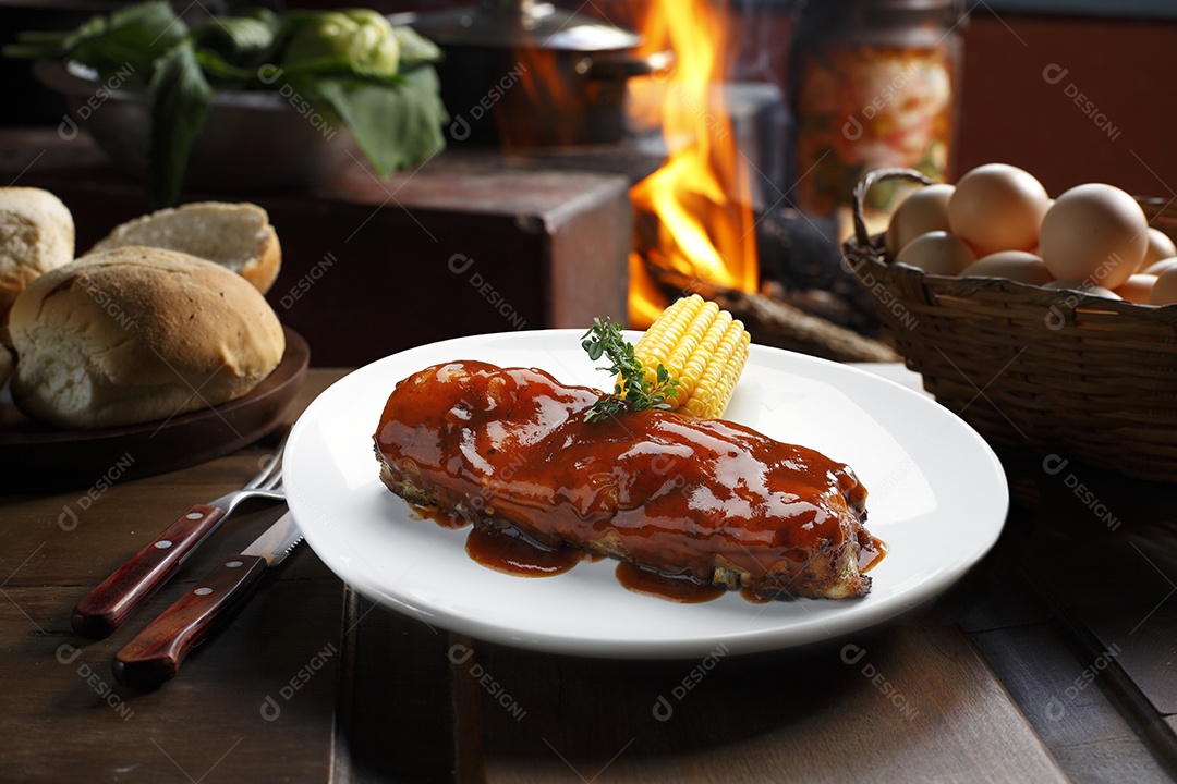 Carne de de porco assada ao molho em um prato sobre fundo desfocado