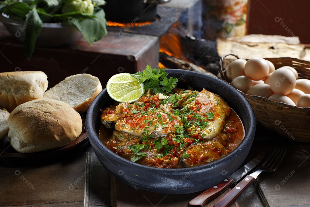 Carne de de porco assada ao molho sobre fundo desfocado
