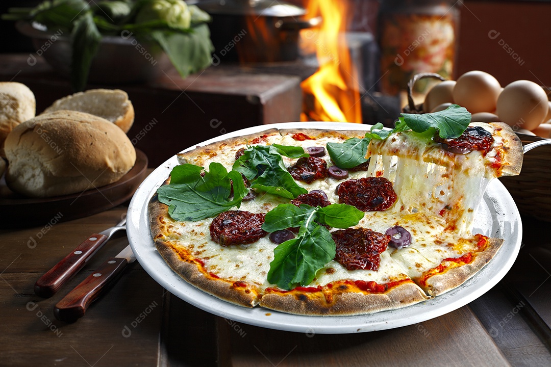 Deliciosa pizza assada sobre mesa de madeira