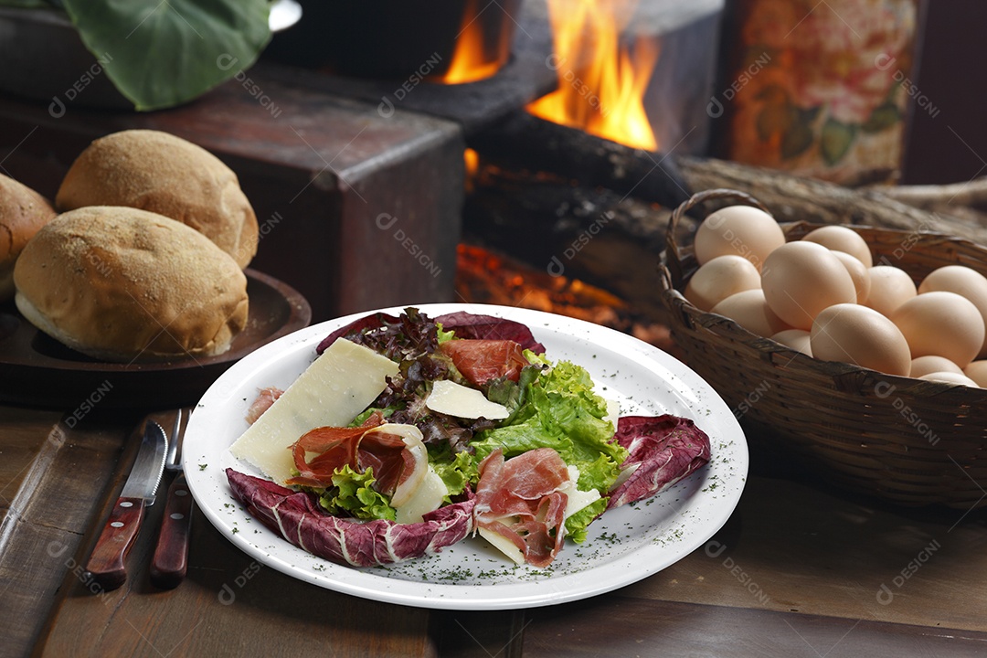 Salada em prato sobre mesa de madeira