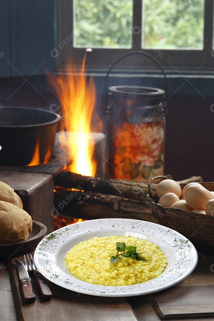 Risoto em prato sobre mesa de madeira