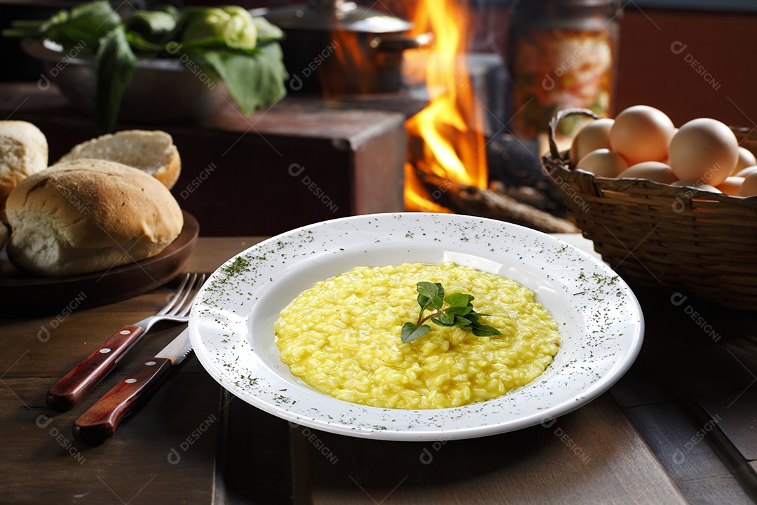 Risoto em prato sobre mesa de madeira