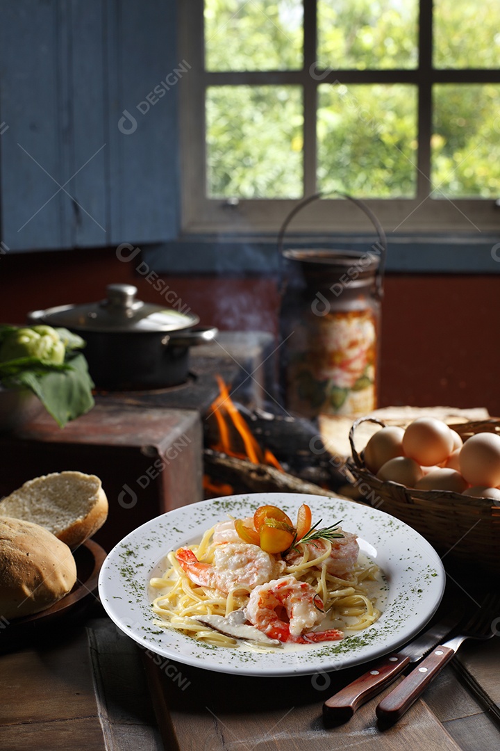 Moqueca de camarão em tijela sobre mesa de madeira