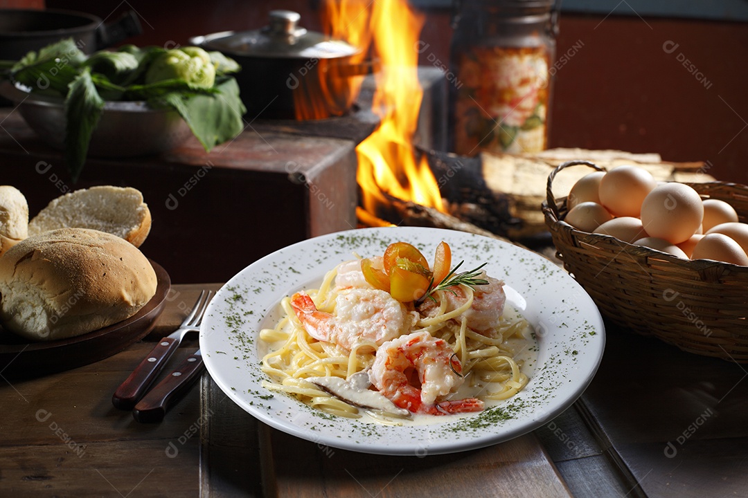 Moqueca de camarão em tijela sobre mesa de madeira