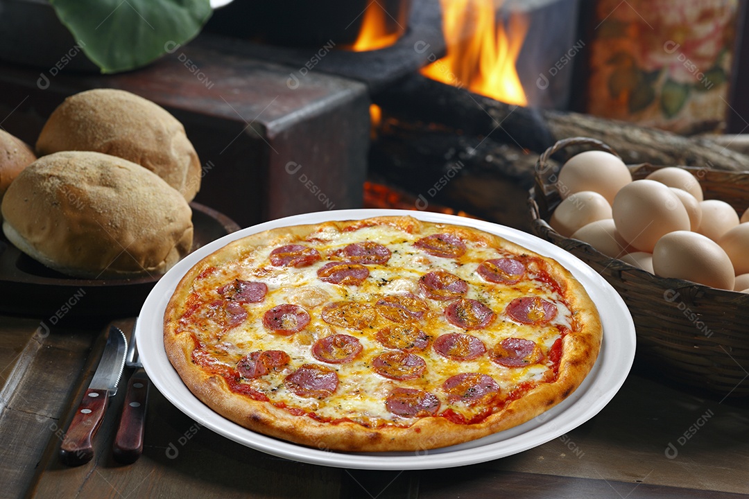 Deliciosa pizza assada sobre mesa de madeira