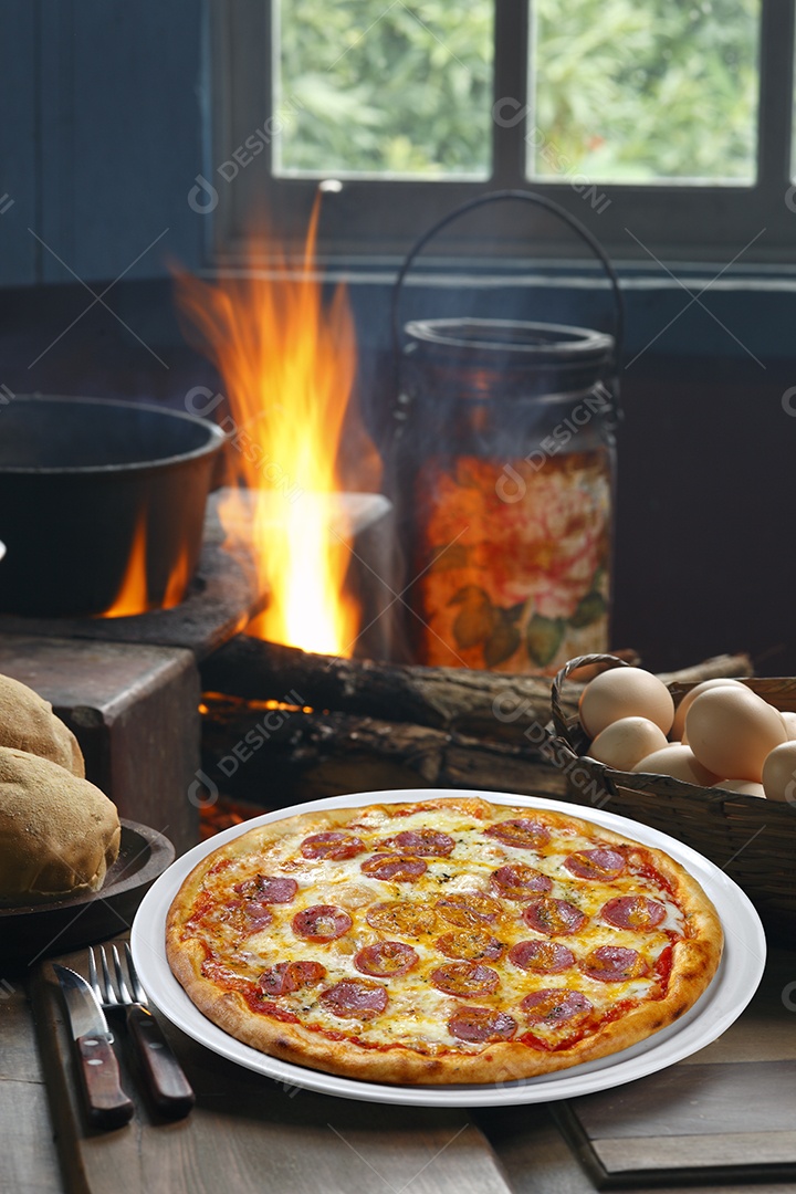 Deliciosa pizza assada sobre mesa de madeira