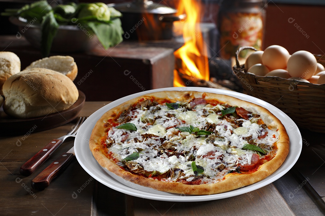 Deliciosa pizza assada sobre mesa de madeira