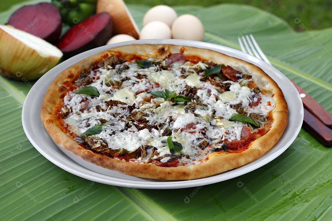 Deliciosa pizza assada sobre mesa de madeira