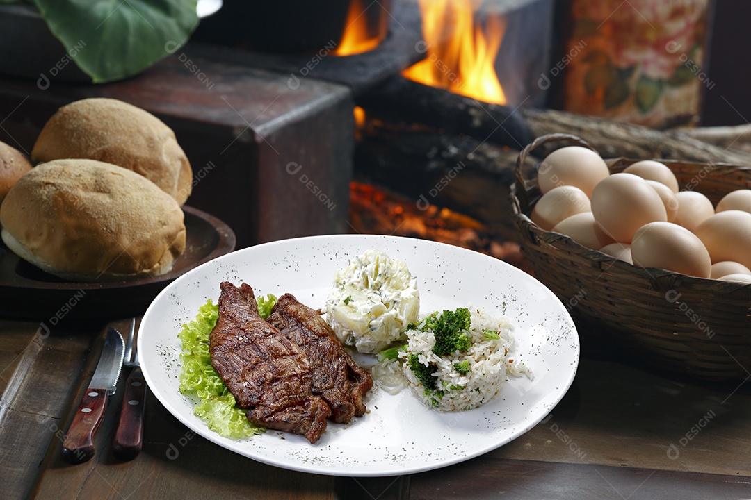 Alta gastronomia em um prato sobre fundo desfocado