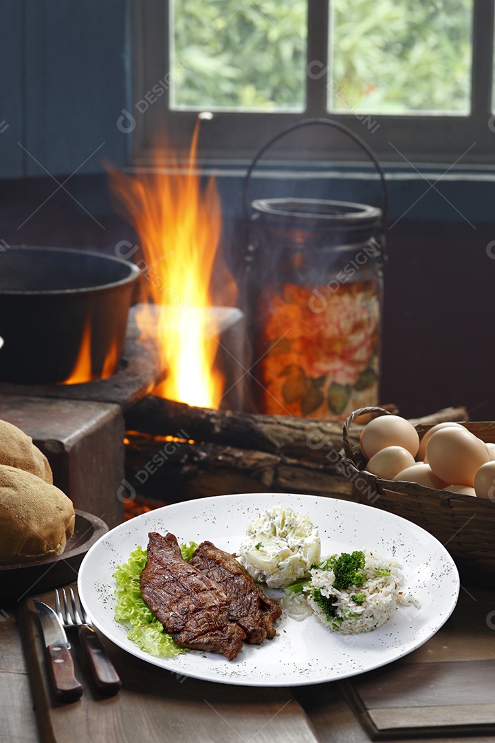 Alta gastronomia em um prato sobre fundo desfocado